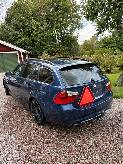 BMW 320i 3 of 4