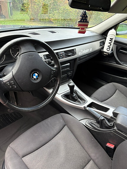 BMW 320i 4 of 4