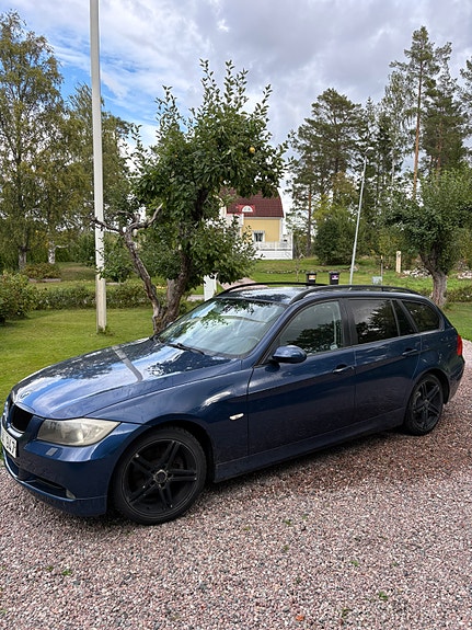 BMW 320i 2 of 4