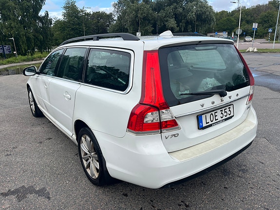 Volvo V70 2 of 7