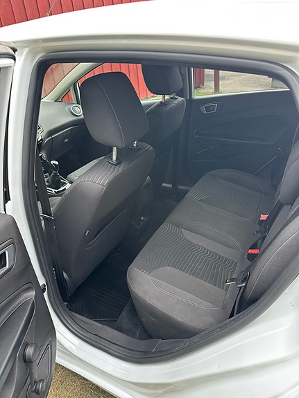 Ford Fiesta 9 of 13