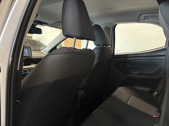 Toyota Yaris 13 of 16