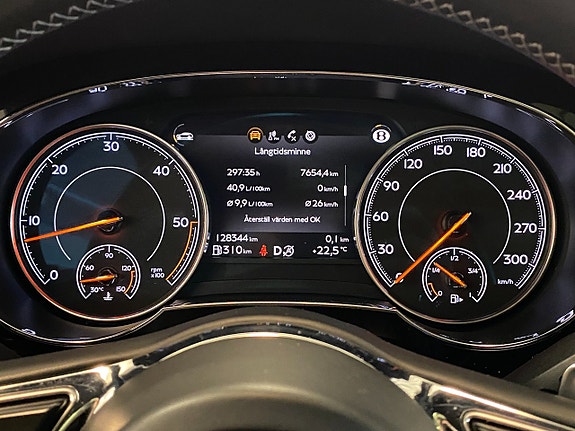 Bentley Bentayga 16 of 30