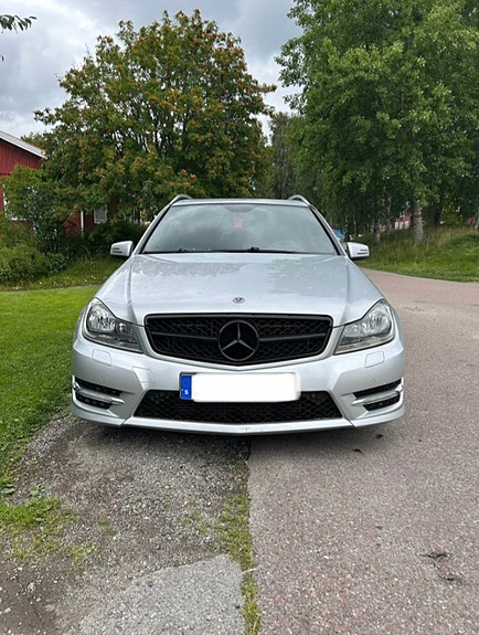 Mercedes-Benz C220 3 of 7