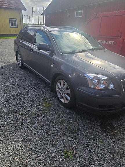 Toyota Avensis 2 of 8
