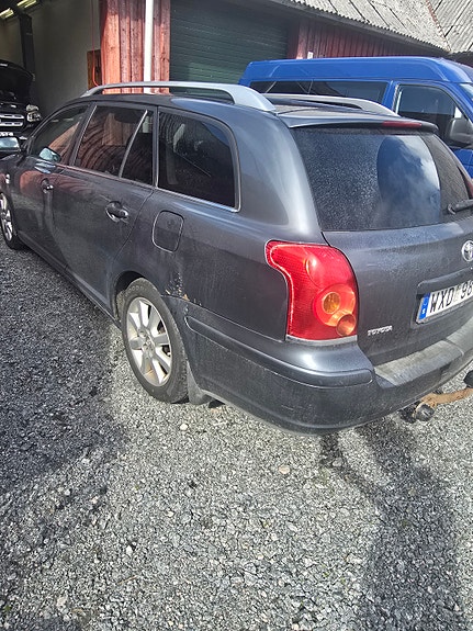 Toyota Avensis 3 of 8