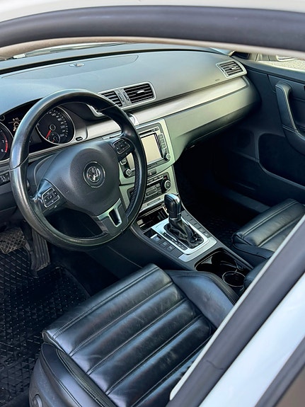 Volkswagen Passat 12 of 17