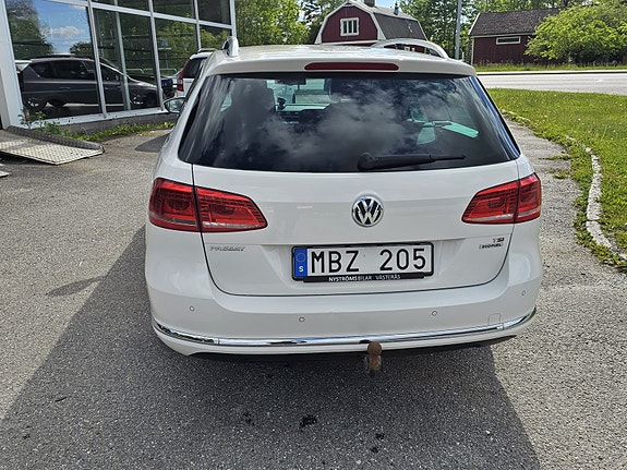 Volkswagen Passat 2 of 17