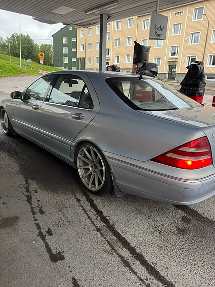 Mercedes-Benz S500 3 of 4