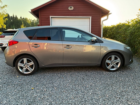 Toyota Auris 3 of 6