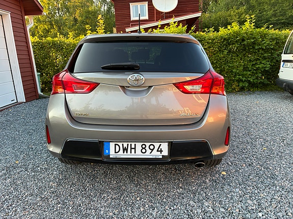 Toyota Auris 2 of 6