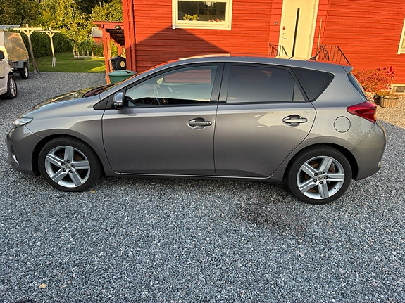 Toyota Auris 4 of 6