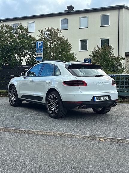 Porsche Macan S 3 of 17