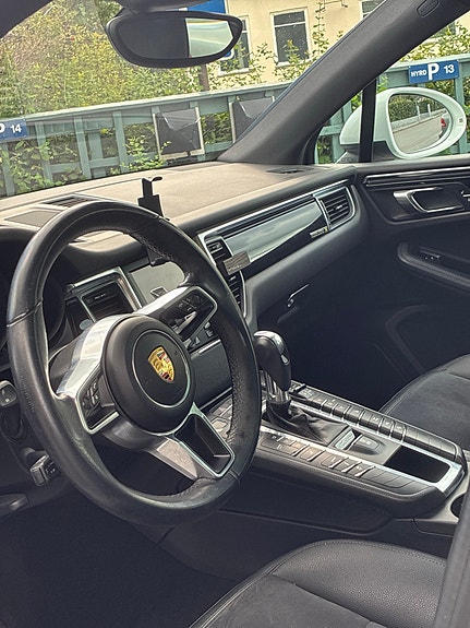 Porsche Macan S 4 of 17