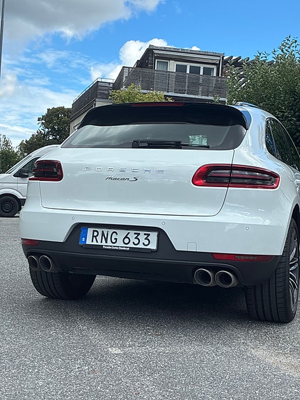 Porsche Macan S 9 of 17