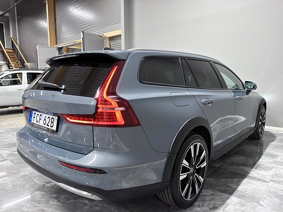 Volvo V60 Cross Country 8 of 30