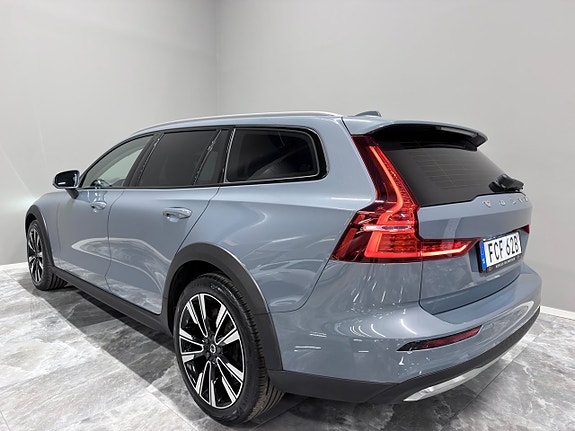 Volvo V60 Cross Country 6 of 30