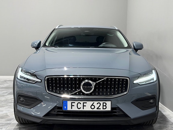 Volvo V60 Cross Country 3 of 30