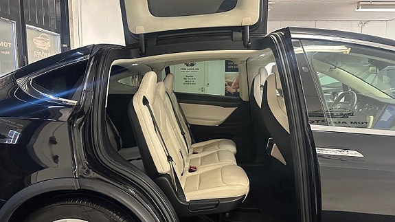 Tesla Model X 20 of 30