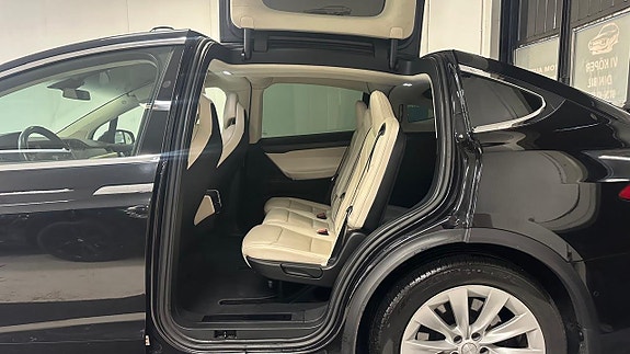 Tesla Model X 21 of 30