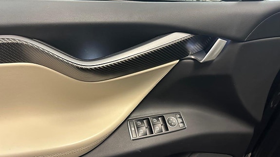 Tesla Model X 13 of 30