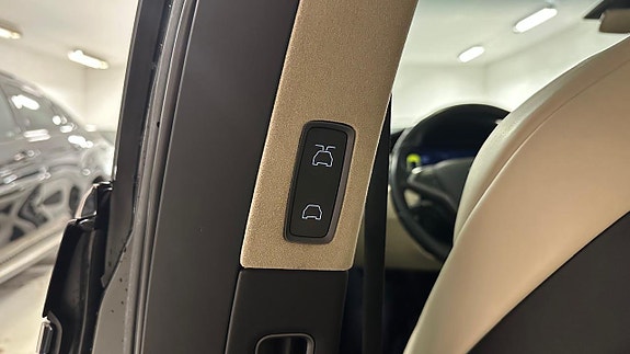 Tesla Model X 19 of 30