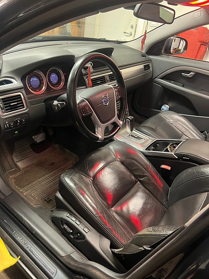 Volvo V70 3 of 7