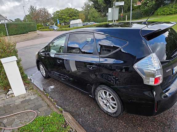 Toyota Prius+ 3 of 8