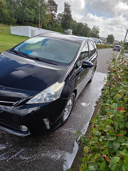 Toyota Prius+ 2 of 8