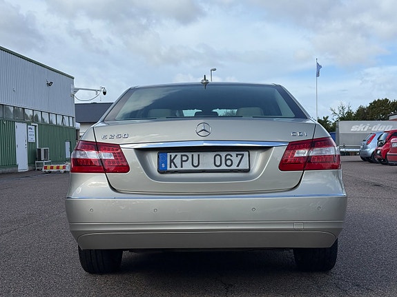 Mercedes-Benz E250 9 of 14