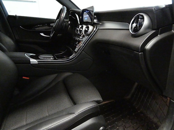 Mercedes-Benz GLC300 e 18 of 26