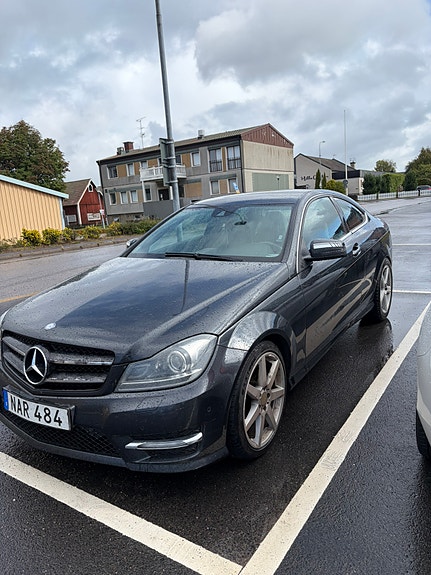 Mercedes-Benz C220 2 of 10
