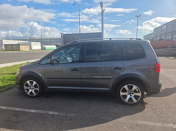 Volkswagen Touran Cross 2 of 6