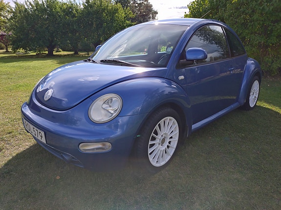Volkswagen New Beetle 2 of 5