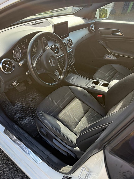 Mercedes-Benz CLA200 5 of 11