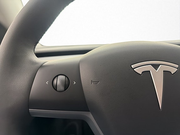 Tesla Model Y 17 of 30