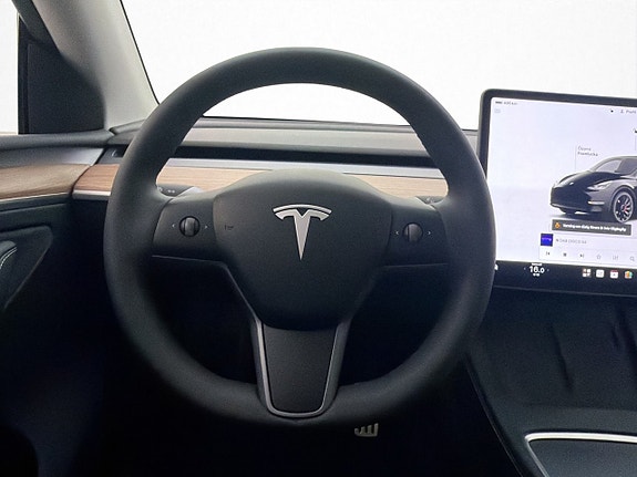 Tesla Model Y 18 of 30