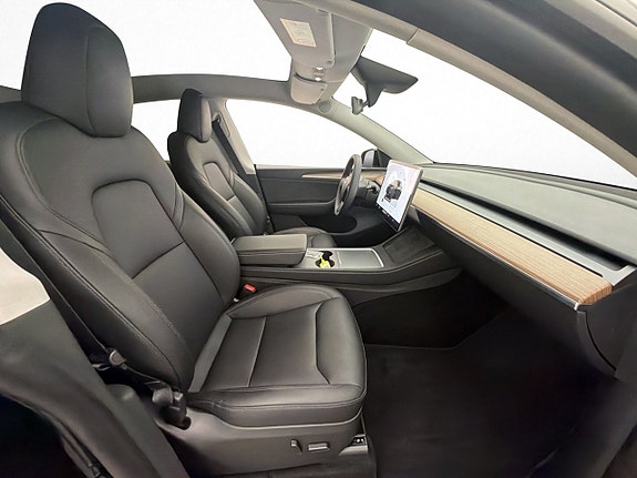 Tesla Model Y 28 of 30