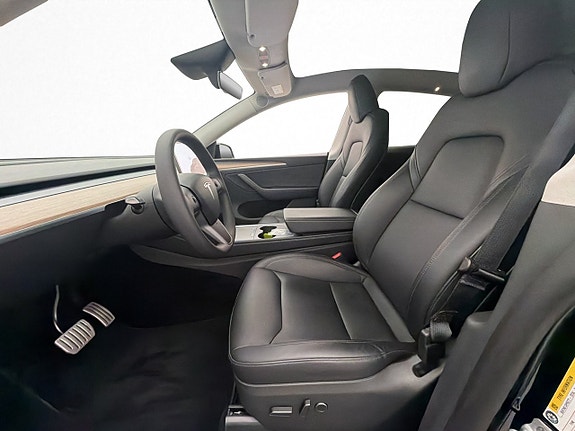 Tesla Model Y 14 of 30