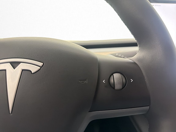 Tesla Model Y 19 of 30
