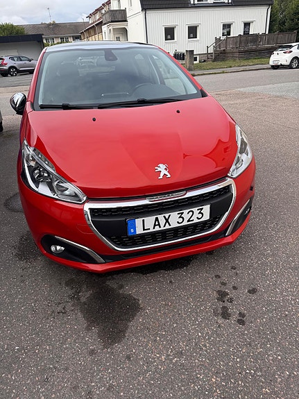 Peugeot 208 2 of 11