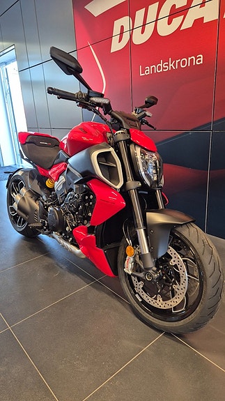 Ducati Diavel V4 3 of 3