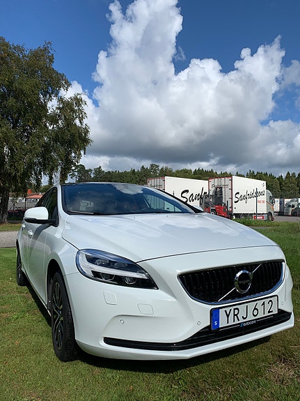 Volvo V40 2 of 7