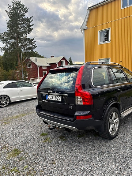 Volvo XC90 2 of 8
