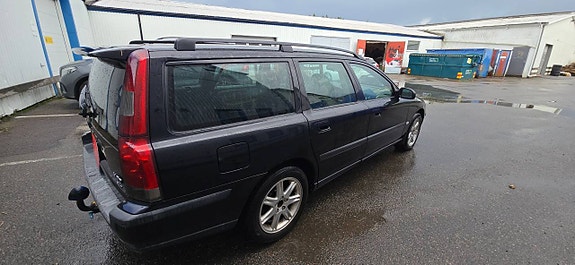 Volvo V70 3 of 5