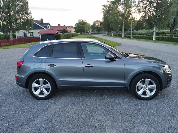 Audi Q5 2 of 17