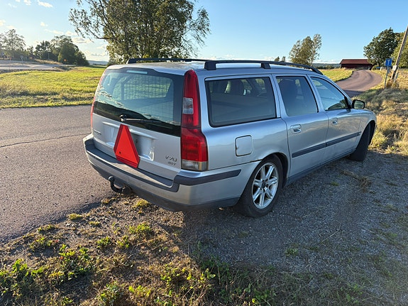 Volvo V70 2 of 5