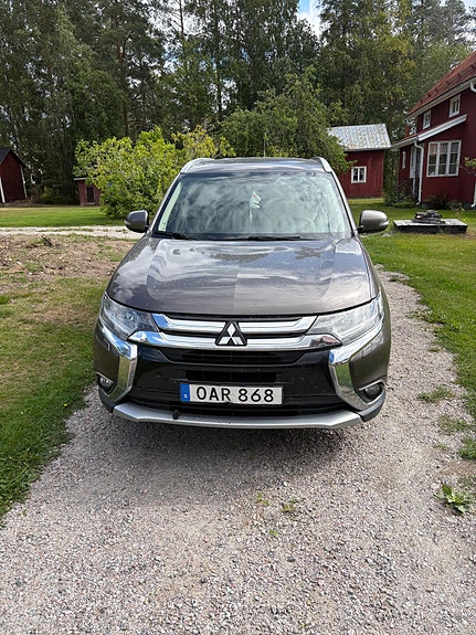Mitsubishi Outlander 2 of 9