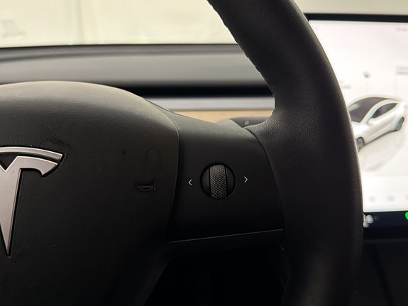 Tesla Model Y 22 of 30