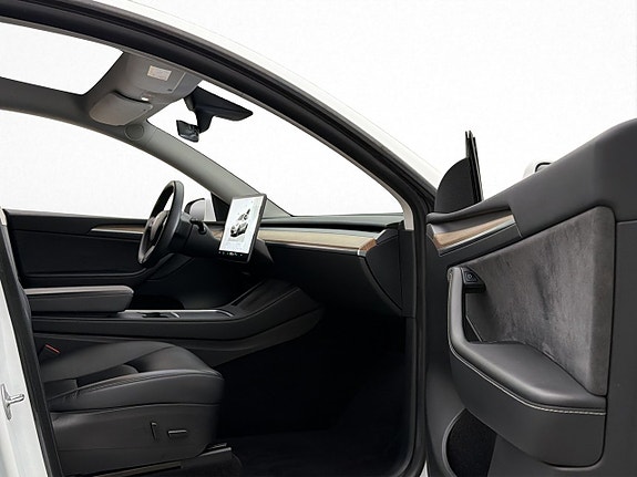 Tesla Model Y 17 of 30